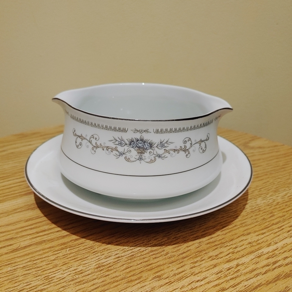 Vintage Japan Gravy Boat‎ with attached plate made by Diane Pattern Wade